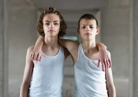 Слева какого полу существо?