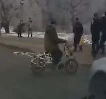 Ну в начале он вроде остановился, а потом снова поехал, тоже что ли блондинка тормоз с газом перепутал?

PS ну костыли же там на багажнике вез новые наверное вот опробовать и захотелось.