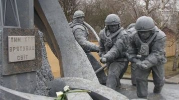 Да чушь  это. 
Максимум могут забетонировать захоронение, чтоб радионуклиды не распространялись по биологической цепочке. Свинцовый гроб то зачем? Тело разве обладает наведённой радиоактивностью и излучает бету и гамму, да ещё и такую чтоб надо было экранировать свинцом? Это ж не ТВЭЛ. Но, благодаря жёлтой прессе, и прочим несведущим людям в области радиоактивности, есть устойчивое мнение что, всех пострадавших от радиации, строго в свинцовых гробах хоронят,  исключительно на 300 метров в глубину и вокруг могилы создают периметр безопасности в 1 км, с колючей проволокой, и солдатами с овчарками, которые стреляют по любому кто приблизится.
Грустно читать такое, люди подвиг совершили, а большинство думают что  - всё, даже если не умер - значит ходит и сам излучает и травит всех вокруг, раз уж его погибших товарищей в СВИНЦОВЫХ гробах хоронят. Ересь, чистой воды, на уровне мракобесия.. и ладно б в конце 80-х или начеле 90-х, от безграмотности такое говорили. Сейчас вроде интернет есть, можно ведь почитать про радиацию и понять как она действует и чем опасна.  Но, видимо "свинцовые гробы" - звучит круче, вот большинство  эту байку и пересказывают друг дружке таинственным и зловещим тоном.. Может ещё кладбища с такими захоронениями - по ночам светятся и от туда сползает ядовитый зелёный радиоактивный туман?