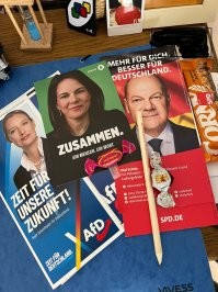 АФД листовку, Зелёные - листовку и конфетку, СПД - листовку, конфетку и карандаш! Гречки  не дают.