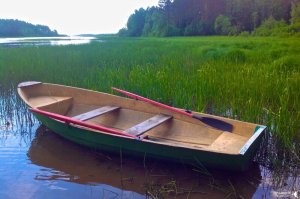 Весельная лодка на фото