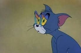 Женщине приходится клейкой лентой поднимать веки из-за редкого заболевания