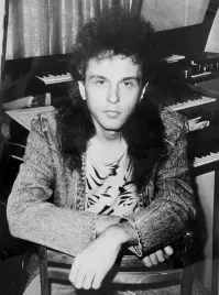 Представителям некоторых наций всё таки не стоит отпускать длинные волосы...