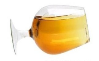 Всё гораздо проще, это бокал-непроливайка, был у меня такой, жена кокнула.