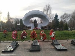 Их хоронили на Митинском кладбище, После смерти тела  заворачивали в герметичную пленку, укладывали в деревянный гроб. Затем сам гроб заворачивали в слой полиэтилена, после чего погружали в цинковый гроб и запаивали. После того цинк уже помещался в саркофаг из железобетона, Собственно ликвидаторов именно в свинцовых гробах не хоронили. Про свинец старая байка из серии Вася Пете рассказал. И могила не братская, а у каждого своя . Из общего там только памятник и часовня. Место называется Аллея Славы.