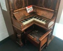 Нет, это не фотошоп, конечно. Оно действительно стоит в Китае в музее фортепиано.  Пишут, что его соорудили сами работники музея в качестве прикола. Играть на нём нельзя.
В то же время угловые пианино существовали. У них была прямая короткая клавиатура и корпус, специально сконструированный, чтобы размещать в углу комнаты.