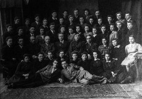 - А что это за фото на паспорт?
- Ну и что?  Я в четвертом ряду, третий слева