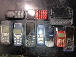 Первый Самсунг новодел. Такой же у нас на работе служебный телефон. Ничего интересного, просто звонилка.
Kenko китаец. Заказывал на Алике в подарок одной уже немолодой тётеньке.  Но он потерялся в пути и пришёл намного позже нужного времени. А поскольку говорит он только на китайском, тётеньке вручать не стали вовсе. Так и лежит у меня уже более 10 лет :). Теоретически рабочий.
HTC MyTouch 3G Slide - это мой первый Андроид. Побоялся, что могу не привыкнуть к сенсорному экрану, потому взял с клавиатурой. В итоге ей почти не пользовался.  Довольно неплохой телефончик, отличная 5мп камера, хорошие снимки получались.
Две 3310. Одну мне мама подарила. Зашли в какой-то магазин, там ларёк был с б/у телефонами. Я тогда ходил с Сименсом А40. Она посмотрела на мой телефон и купила Нокию :). Вторую Нокию дядька нашёл на улице и отдал мне.  Ходил с двумя телефонами, в одном Мегафон, во втором Билайн. Тогда невыгодно было звонить на номера другого оператора, потому многие носили по две трубки.
BQ бобёр достался в наследство от тёти. Был рабочим до сего времени. Но вздулась батарея.
С синей Нокией походил какое-то время. Кто-то подогнал за так. Но потом она начала глючить и пришлось с ней больше не ходить .
Железная Нокия тоже наследство от тёти. Там с разъёмом заряда что-то. Не разбирался. Если зарядить батарею отдельно, то работает.
Панасоник. Купил в каком-то ларьке за совсем смешные деньги. Жена какое-то время ходила, пока её телефон был в ремонте. Маленький, забавный.
Самсунг Е840, один из моих любимых телефонов был. Покупал его в в2008 году за 2000 рублей. Долго с ним ходил. И сейчас работает, если зарядник найти.
Была ещё Нокия 2630.  Таскал вторым телефоном с Самсунгом. Маленький,  тоненький. Покупал его, потому как был у него GPRS. Пока ADSL дома не появился, через него в интернеты выходил. Сейчас у мамы где-то лежит.