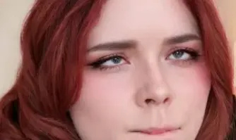 Модель зарабатывает миллионы, переодеваясь в эльфа