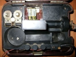 На том самом телефончике который "покрутил" есть режим "ЦБ" - центральная батарея. Он подключается к коммутатору на котором крутить не надо.  Поднял трубку из гнезда - отбойно-вызывной клапан "сигналит" на самом коммутаторе. И вуаля - крутилка индуктора не нужна