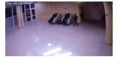 Это в большом торговом зале нельзя. 
А в холле, что на видео, можно.