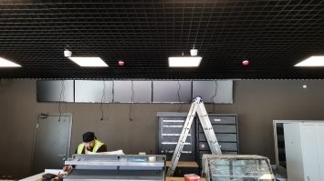 Не запрещено. 

Ставятся в магазинах и на заправках. Там, где полки с ГСМ, например. В торговых залах. 

Лично ставил на АЗС.  
И поверьте, там комиссии от пожарных, за любую мелкую ошибку зацепятся. 
Не то, что на установку запрещённого.