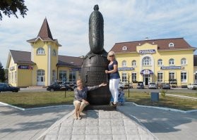 На одной из улиц Луховиц висела растяжка: В России три столицы - Москва, Питер и Луховицы!  Луховицы - столица огурцов России, даже памятник там есть!