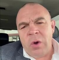 Ой, да кого он обмануть пытается, просто отрабатывает повесточку, в так он очень даже ща День Святого Валентина - посмотрите, даже губки сердечком сделал