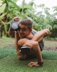 Как достали, в такой позе и посадили под деревом. Вот он так и сидел, пока не помогли