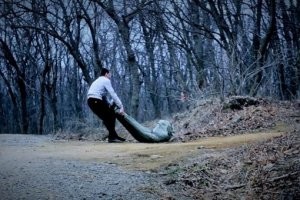 Девушка решила помочь гитаристам навести порядок с их инструментами