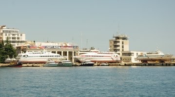 Стоит сейчас на приколе в порту Ялты. Норвежские катамараны и поработали хорошо не только в Черном Море. Тот что с левой стороны на фото в итоге стал донором для второго, из-за проблем с запчастями. Пару лет назад донора окончательно разобрали. Скорее всего второго ждет такая же судьба.