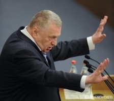 Мужчина принял волчью стаю к себе домой