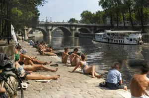 за следующие 70 лет ничего не изменилось, но зато в прошлом году французы заставили спортсменов плавать там))))