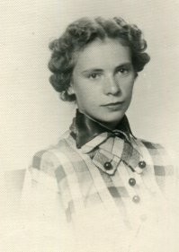 Теперь я такая , а коса моя  лежит в чемодане. Москва. 11 сентября 1954г.
