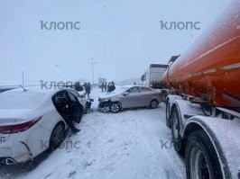 Вот ещё несколько фото как это выглядело и в конце собственно какая была в тот момент трасса.  Ну какая шиповка тут поможет? Те, кто ехали по трассе рассказывают что даже 60 км/час и если из колеи чуть в сторону, то сразу сносит. Это неубранная дорога первопричина аварии. А ведь заранее было известно о погоде. Было время даже приготовиться. А ведь это одно из самых востребованных направлений в области. Участок Калининград - Храброво(аэропорт)