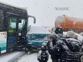 Вот ещё несколько фото как это выглядело и в конце собственно какая была в тот момент трасса.  Ну какая шиповка тут поможет? Те, кто ехали по трассе рассказывают что даже 60 км/час и если из колеи чуть в сторону, то сразу сносит. Это неубранная дорога первопричина аварии. А ведь заранее было известно о погоде. Было время даже приготовиться. А ведь это одно из самых востребованных направлений в области. Участок Калининград - Храброво(аэропорт)