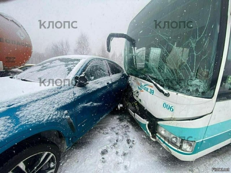 Вот ещё несколько фото как это выглядело и в конце собственно какая была в тот момент трасса.  Ну какая шиповка тут поможет? Те, кто ехали по трассе рассказывают что даже 60 км/час и если из колеи чуть в сторону, то сразу сносит. Это неубранная дорога первопричина аварии. А ведь заранее было известно о погоде. Было время даже приготовиться. А ведь это одно из самых востребованных направлений в области. Участок Калининград - Храброво(аэропорт)