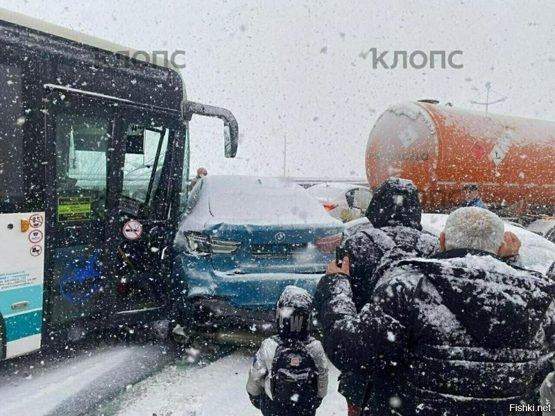 Вот ещё несколько фото как это выглядело и в конце собственно какая была в тот момент трасса.  Ну какая шиповка тут поможет? Те, кто ехали по трассе рассказывают что даже 60 км/час и если из колеи чуть в сторону, то сразу сносит. Это неубранная дорога первопричина аварии. А ведь заранее было известно о погоде. Было время даже приготовиться. А ведь это одно из самых востребованных направлений в области. Участок Калининград - Храброво(аэропорт)