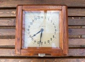 Нынешнее племя вероятно не догадывается, что в сутках 24 часа. А вот для полярников, подводников, вахтовиков такие часы очень даже понятны.