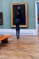 "Там он выискивает любопытные сюжеты, когда благоговейно смотрящий на полотно зритель, гармонично сливается с шедевром, сочетаясь с ним цветами или рисунком на одежде, позой, причёской или стилем".

Тут, прям, всё сошлось.  
Да и не только тут.
