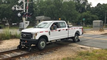 Тема не новая, Форд серийно производит машины, способные ездить и по автодороге, и по рельсам