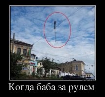 Женщина временно лишилась своего велосипеда из-за кабеля, зацепившегося за колесо