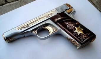 Хренасе бабка боевая! Надо ей наградной ствол выдать!