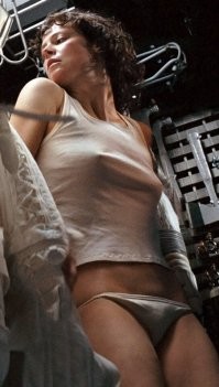 Не знаю с чем Керри, но у Сигурни молодость и великолепное тело... Ну это так. Просто воспоминания моей юности