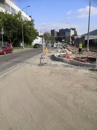 Есть в Москве улица Электродная. Прошлым летом её переделали. Была прямая 4-х полосная, стала кривая 2-х. И остановки ОТ в самых узких местах где сплошная разделительная (при этом куча парковочных карманов, платных естественно). На фото видно старые столбы освещения и разметку.