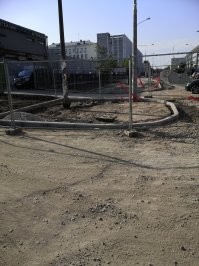 Есть в Москве улица Электродная. Прошлым летом её переделали. Была прямая 4-х полосная, стала кривая 2-х. И остановки ОТ в самых узких местах где сплошная разделительная (при этом куча парковочных карманов, платных естественно). На фото видно старые столбы освещения и разметку.