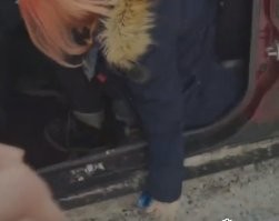 В конце видео она прячет под машину смятую банку