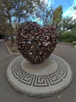 Тут рядом надо поставить ларек с замками, сделать копии ключей к каждому замку, раз в неделю их снимать и продавать снова.