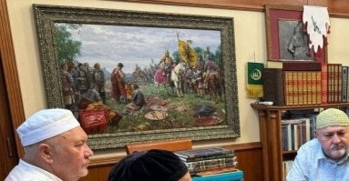 Еще одну картину с сомнительным посылом обнаружили в кабинете зампредседателя ДУМ РФ Дамира Мухетдинова

Как предполагают, картина на фото – пленение казанскими татарами великого московского князя Василия II Тëмного под Суздалем.