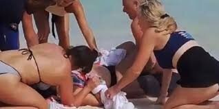 Смельчак,но дурак. Пару дней назад была новость,как акула откусила руки даме,которая решила сфотографироваться с ней..