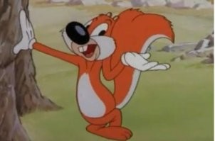 Лиса пытается поймать белку