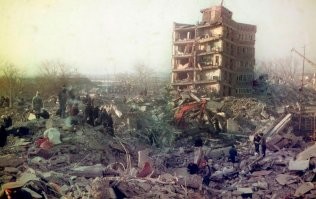 это просто заросшие зеленью заброшки.
"природа берёт верх" это немного другое: