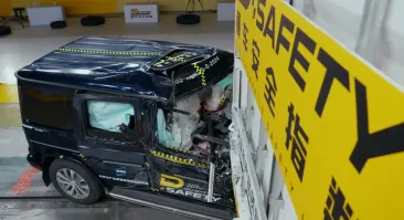 Краш-тесты можно крутить-вертеть как угодно, но при боковом ударе о прицеп фуры (такие тесты мало кто делает) остаётся невредимыми лишь вещи в багажнике.