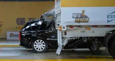 Краш-тесты можно крутить-вертеть как угодно, но при боковом ударе о прицеп фуры (такие тесты мало кто делает) остаётся невредимыми лишь вещи в багажнике.