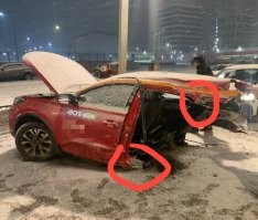 Места обведенные цветом очень похожи на сварку четверти. Ровный срез с небольшим нахлестом на пороге и ровный срез на стойке..