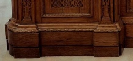 Есличо, стол Resolute уже пару раз переделывали: увеличивали высоту, поскольку в момент его изготовления средний рост людей был несколько меньше.