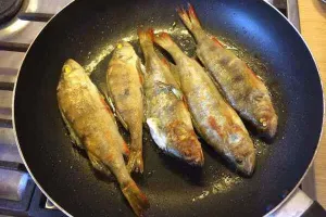 Я даже знаю, как было...
 Полиция написала протокол об "изъятии", с понятыми, а мужик занял денег и решил "отмазаться"... А как? Всё оформлено по закону. 
 И тут гениальная мысль: "Мужик, а ты же был не в городе, а на рыбалке!?".
 Дело закрыто - все довольны.
Кроме окуня на сковороде.