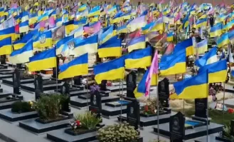 " Героям" - флаги....