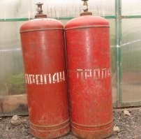 На россиянских колпаки с резьбой были (на картинке ржавая вся). Помнится в студенчестве разгружали из вагона новые баллоны, так они все с колпаками были. Потом наверно терялись.