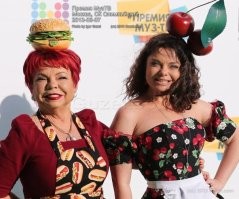 Посмотрите вот на эти хари!!! Какая нахер Королева, или еще не легче Гончарова!? Может еще Ростова!? Хохляры лять голимые!